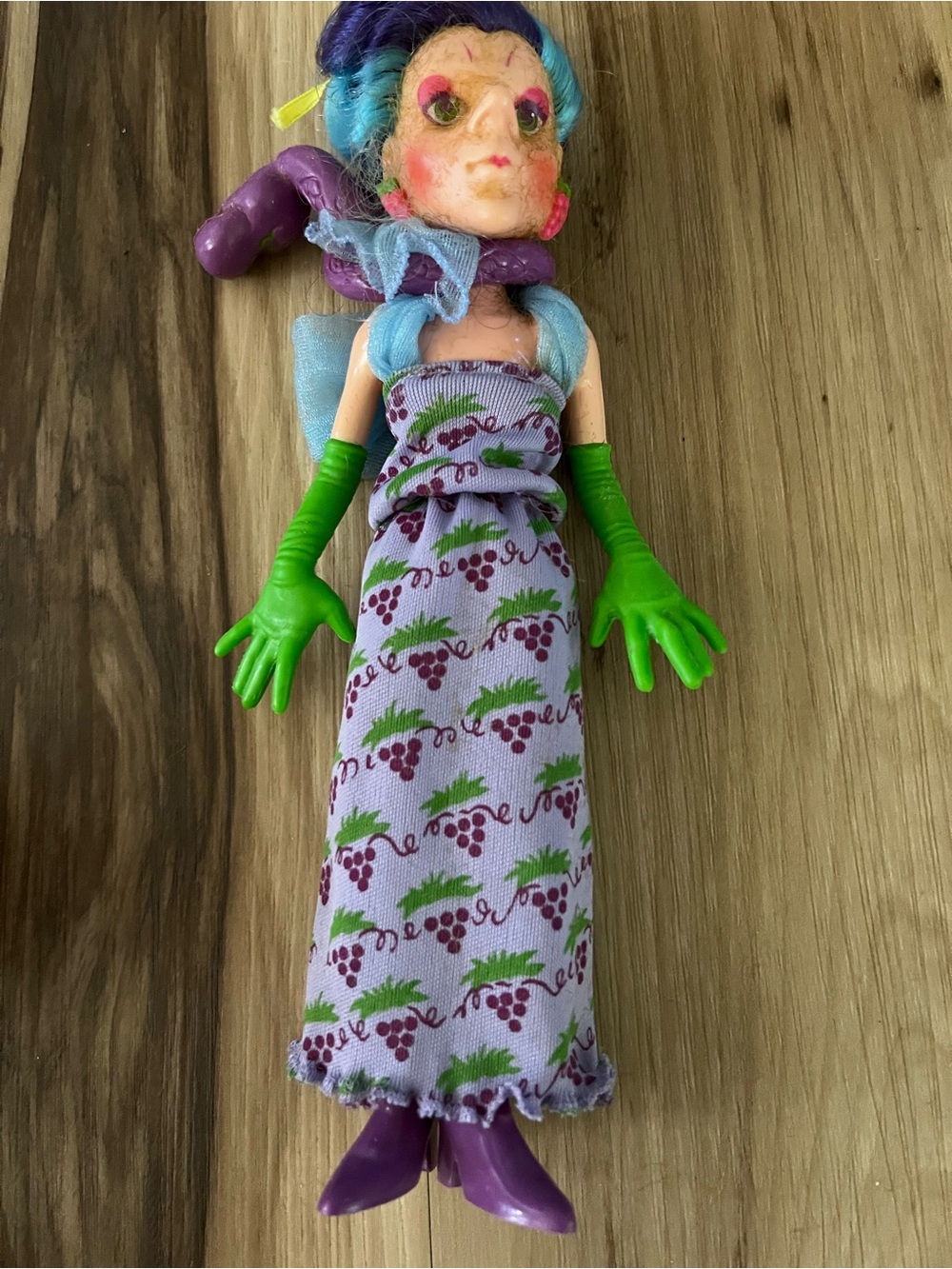 VINTAGE 1982 KENNER STRAWBERRY SHORTCAKE SOUR GRAPES DOLL W/ snake COMPLETE